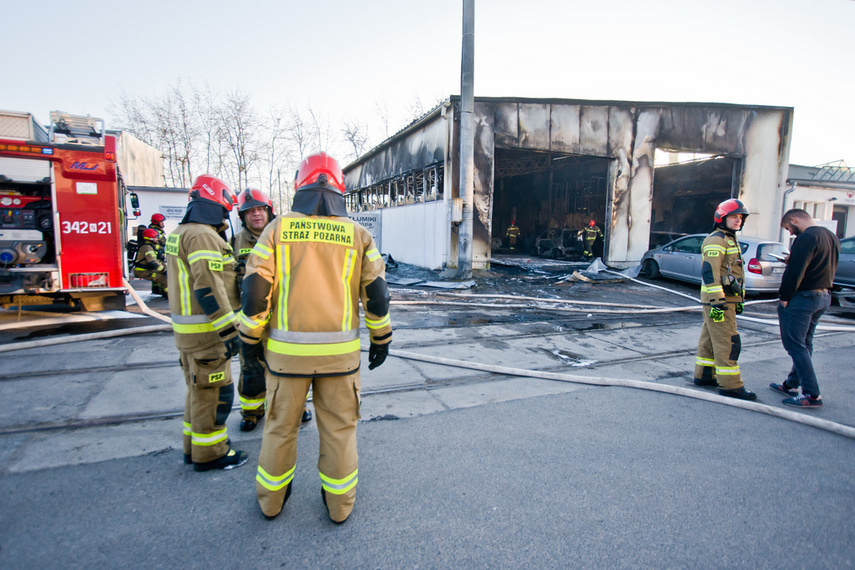 Warsztat spłonął z 5 pojazdami w środku zdjęcie nr 257147
