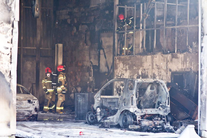 Warsztat spłonął z 5 pojazdami w środku zdjęcie nr 257145