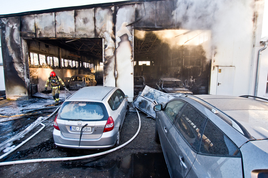 Warsztat spłonął z 5 pojazdami w środku zdjęcie nr 257154