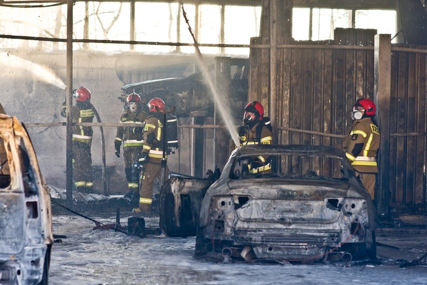 Warsztat spłonął z 5 pojazdami w środku zdjęcie nr 257158