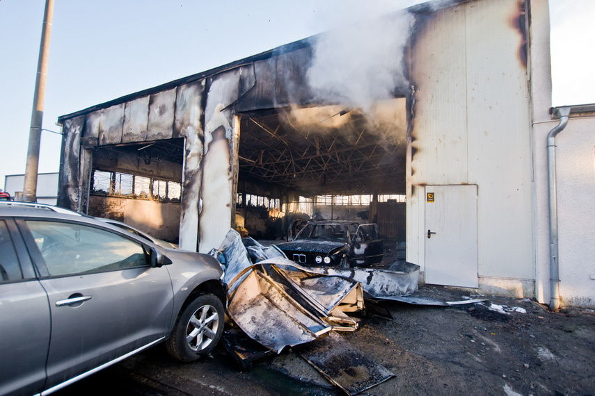 Warsztat spłonął z 5 pojazdami w środku zdjęcie nr 257153