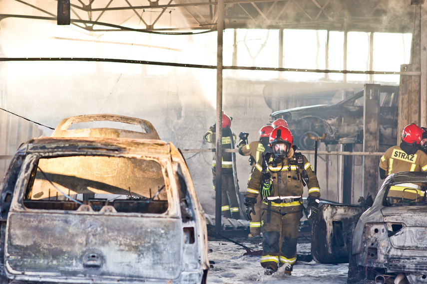 Warsztat spłonął z 5 pojazdami w środku zdjęcie nr 257157