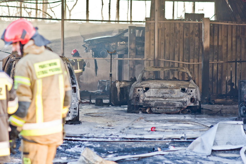 Warsztat spłonął z 5 pojazdami w środku zdjęcie nr 257144