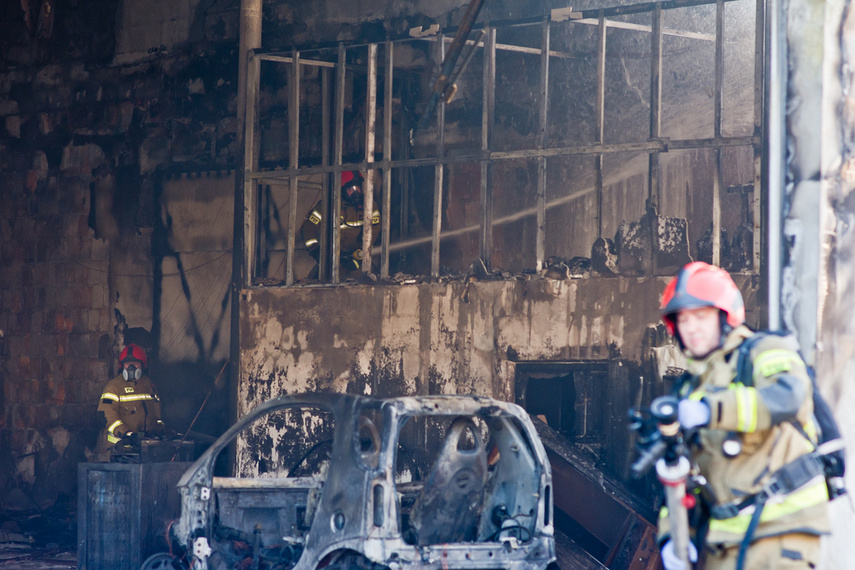 Warsztat spłonął z 5 pojazdami w środku zdjęcie nr 257151