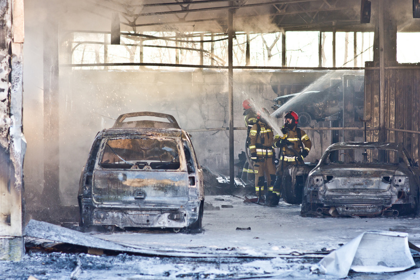 Warsztat spłonął z 5 pojazdami w środku zdjęcie nr 257161