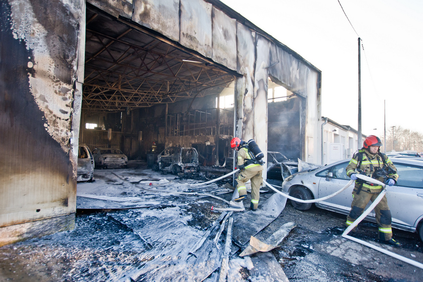 Warsztat spłonął z 5 pojazdami w środku zdjęcie nr 257152