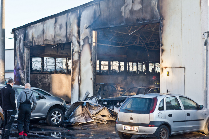 Warsztat spłonął z 5 pojazdami w środku zdjęcie nr 257139