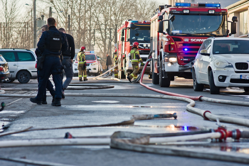 Warsztat spłonął z 5 pojazdami w środku zdjęcie nr 257149