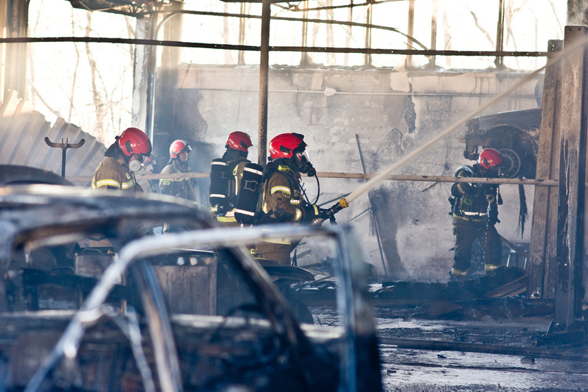Warsztat spłonął z 5 pojazdami w środku zdjęcie nr 257156