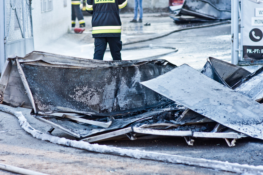 Warsztat spłonął z 5 pojazdami w środku zdjęcie nr 257150