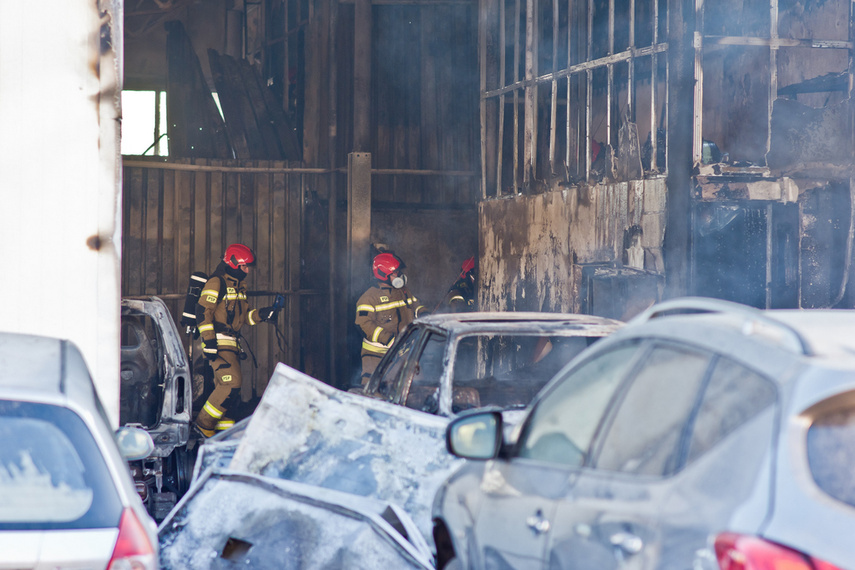 Warsztat spłonął z 5 pojazdami w środku zdjęcie nr 257143