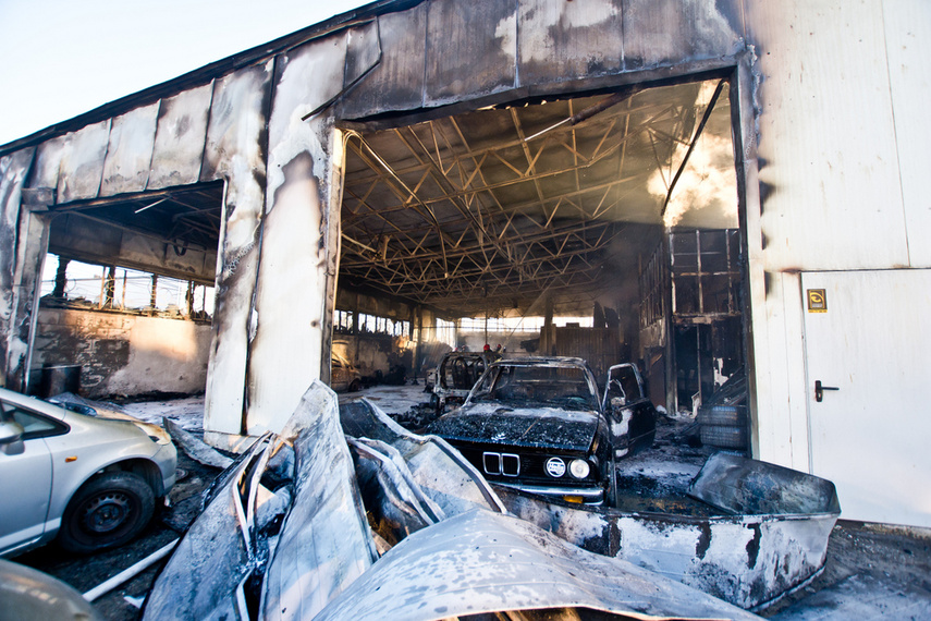 Warsztat spłonął z 5 pojazdami w środku zdjęcie nr 257155