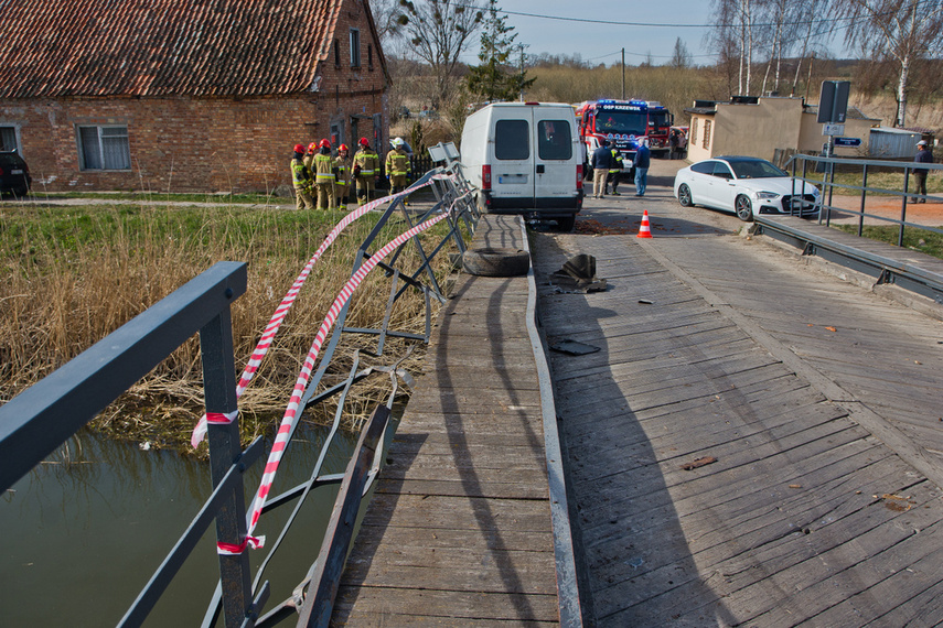 Uszkodzony most po zderzeniu dwóch aut zdjęcie nr 258016