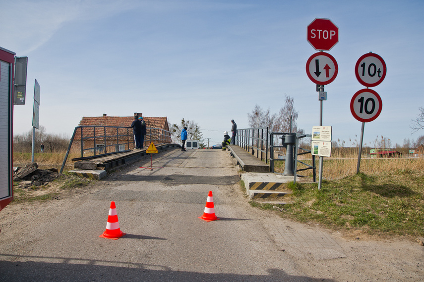 Uszkodzony most po zderzeniu dwóch aut zdjęcie nr 258020