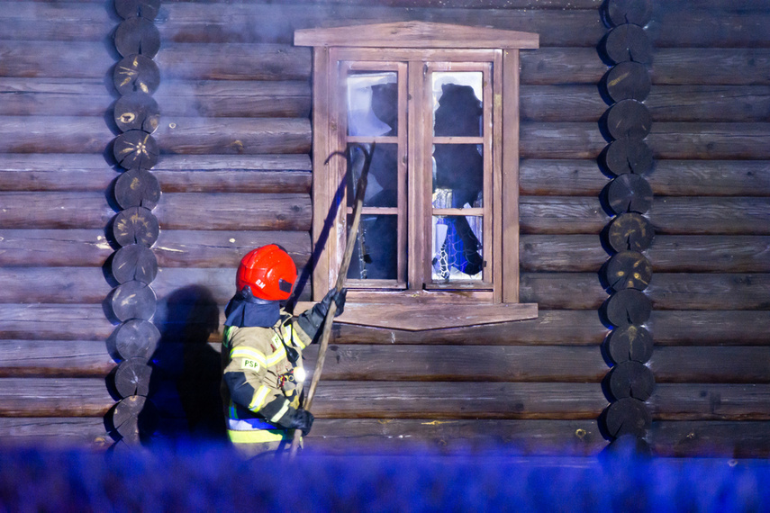 To się ogląda Płonie drewniany dom w Próchniku