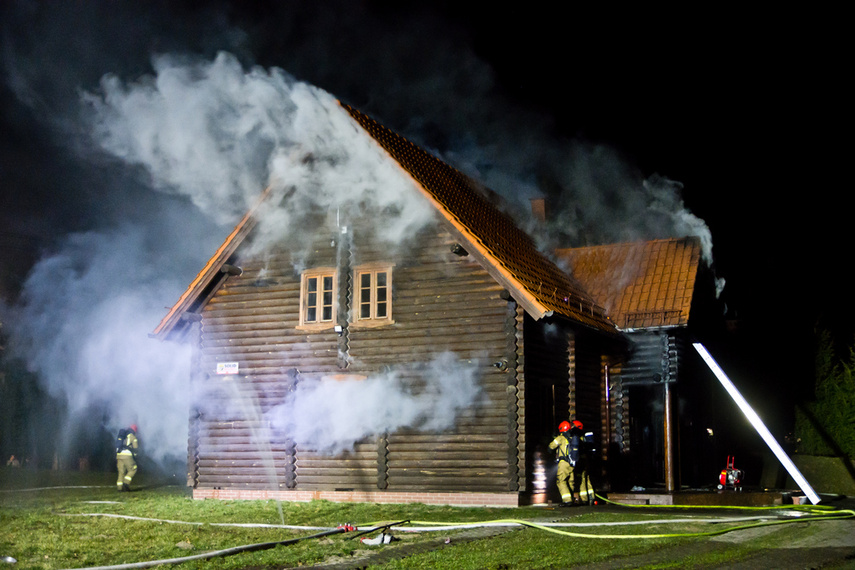 Płonie drewniany dom w Próchniku zdjęcie nr 258187