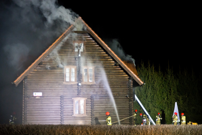 Płonie drewniany dom w Próchniku zdjęcie nr 258177