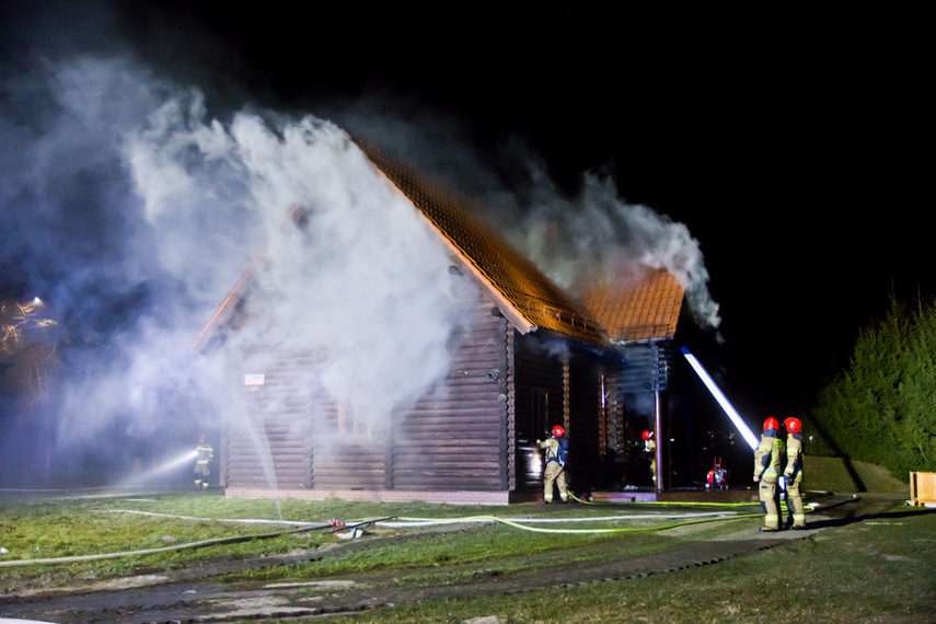 Płonie drewniany dom w Próchniku zdjęcie nr 258183