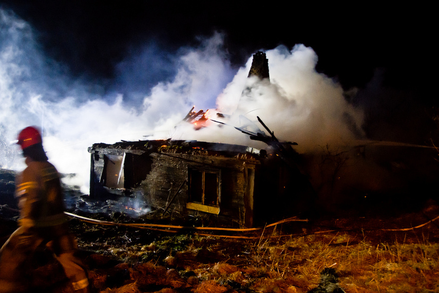Spłonął dom podcieniowy w Kamienniku Wielkim zdjęcie nr 258232