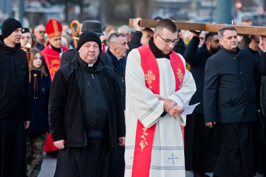 Setki wiernych wzięły udział w środę wieczorem w drodze krzyżowej, która wiodła ulicami Elbląga. Pro zdjęcie nr 258605