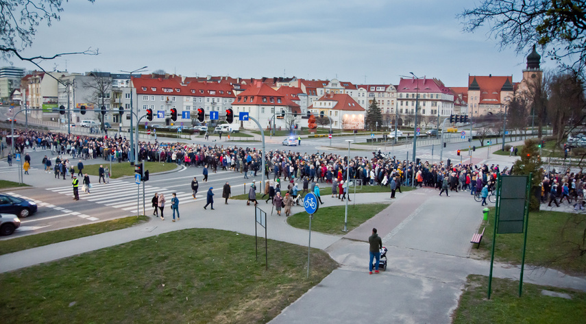 Setki wiernych wzięły udział w środę wieczorem w drodze krzyżowej, która wiodła ulicami Elbląga. Pro zdjęcie nr 258643