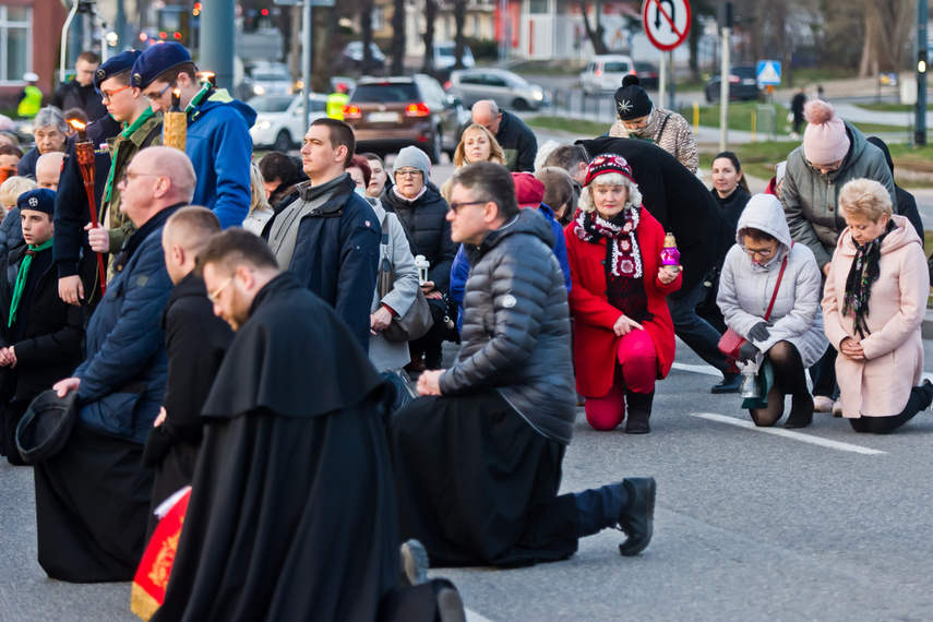 Setki wiernych wzięły udział w środę wieczorem w drodze krzyżowej, która wiodła ulicami Elbląga. Pro zdjęcie nr 258607