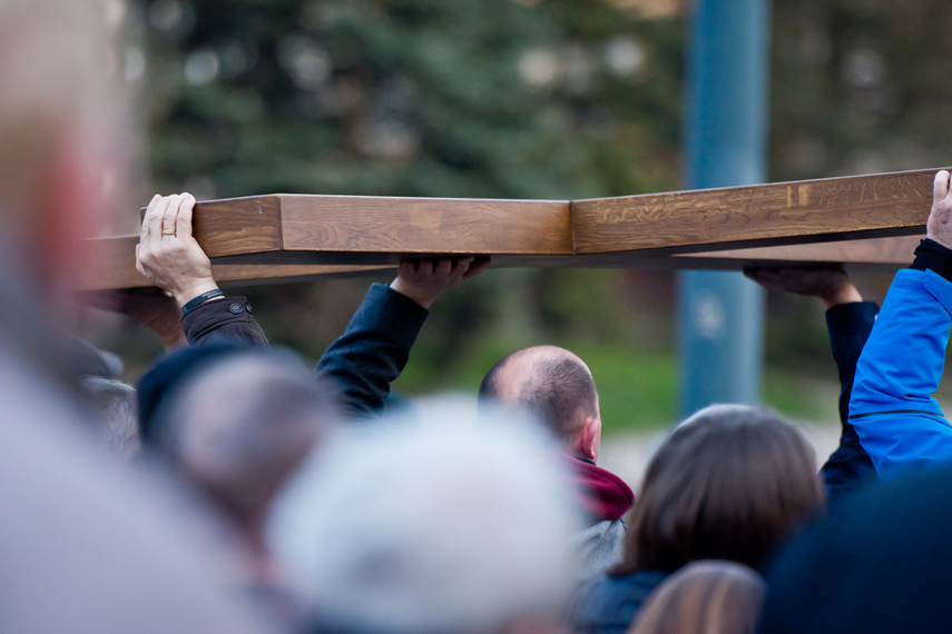 Setki wiernych wzięły udział w środę wieczorem w drodze krzyżowej, która wiodła ulicami Elbląga. Pro zdjęcie nr 258625