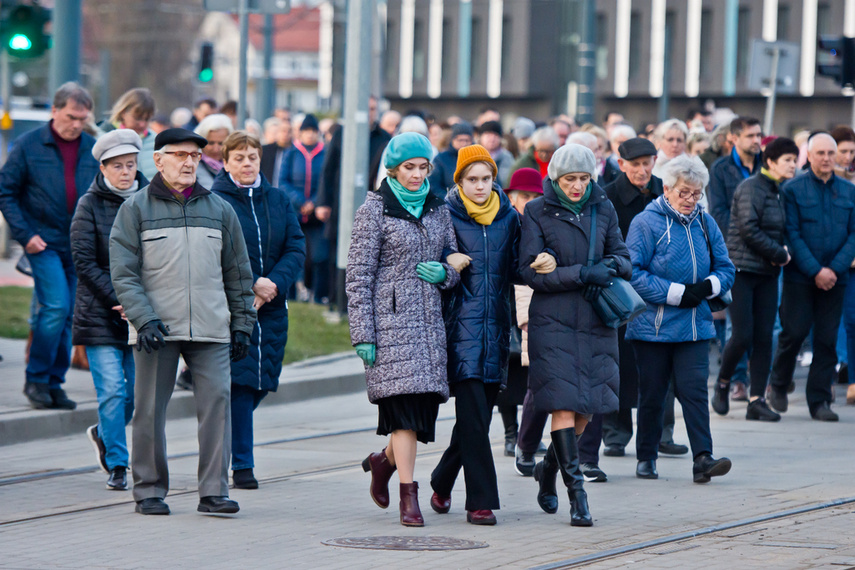 Setki wiernych wzięły udział w środę wieczorem w drodze krzyżowej, która wiodła ulicami Elbląga. Pro zdjęcie nr 258620