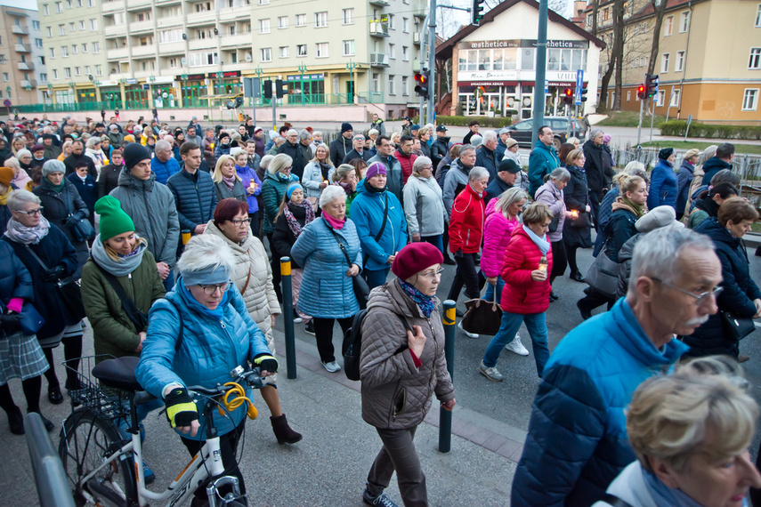 Setki wiernych wzięły udział w środę wieczorem w drodze krzyżowej, która wiodła ulicami Elbląga. Pro zdjęcie nr 258637