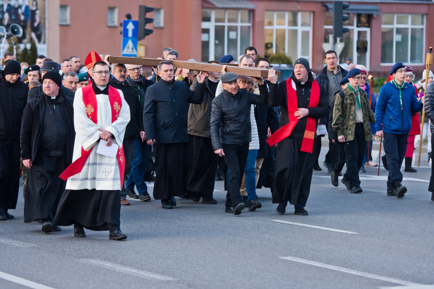 Setki wiernych wzięły udział w środę wieczorem w drodze krzyżowej, która wiodła ulicami Elbląga. Pro zdjęcie nr 258604