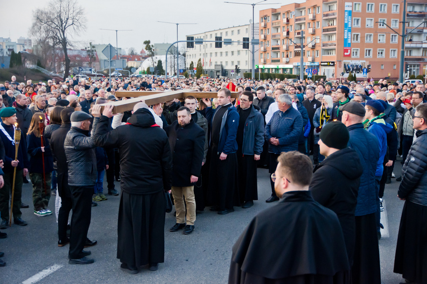 Setki wiernych wzięły udział w środę wieczorem w drodze krzyżowej, która wiodła ulicami Elbląga. Pro zdjęcie nr 258609