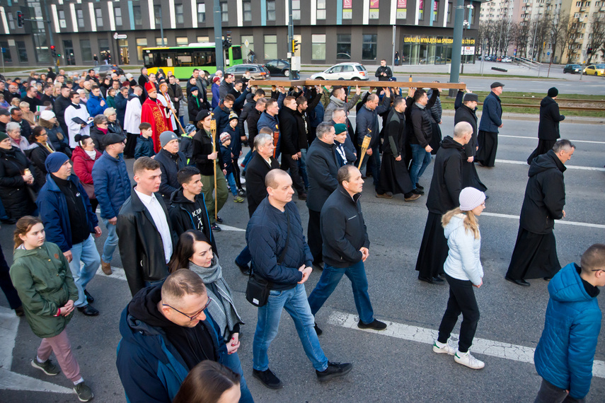 Setki wiernych wzięły udział w środę wieczorem w drodze krzyżowej, która wiodła ulicami Elbląga. Pro zdjęcie nr 258611