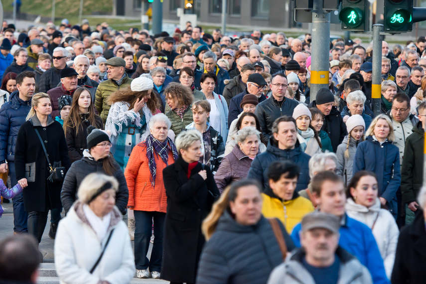 Setki wiernych wzięły udział w środę wieczorem w drodze krzyżowej, która wiodła ulicami Elbląga. Pro zdjęcie nr 258614