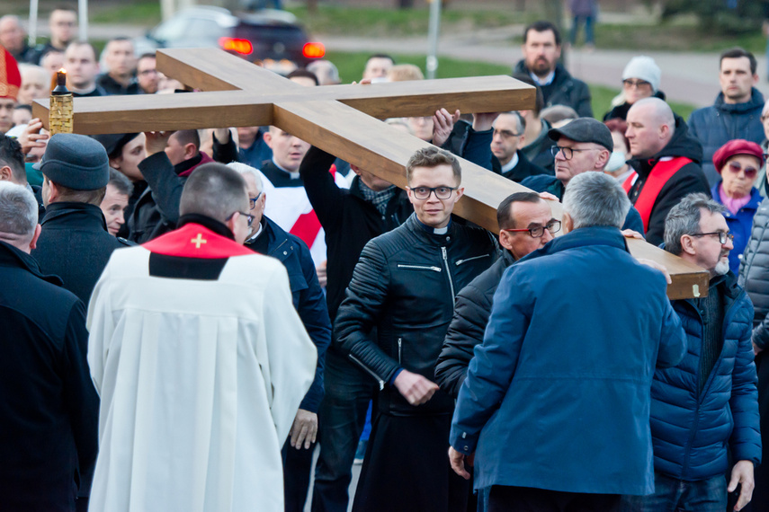 Setki wiernych wzięły udział w środę wieczorem w drodze krzyżowej, która wiodła ulicami Elbląga. Pro zdjęcie nr 258632