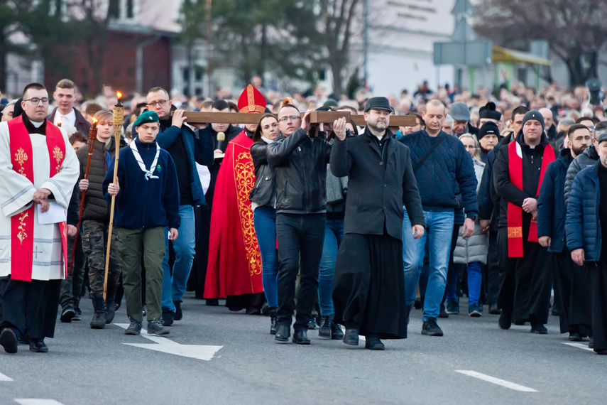Setki wiernych wzięły udział w środę wieczorem w drodze krzyżowej, która wiodła ulicami Elbląga. Pro zdjęcie nr 258639