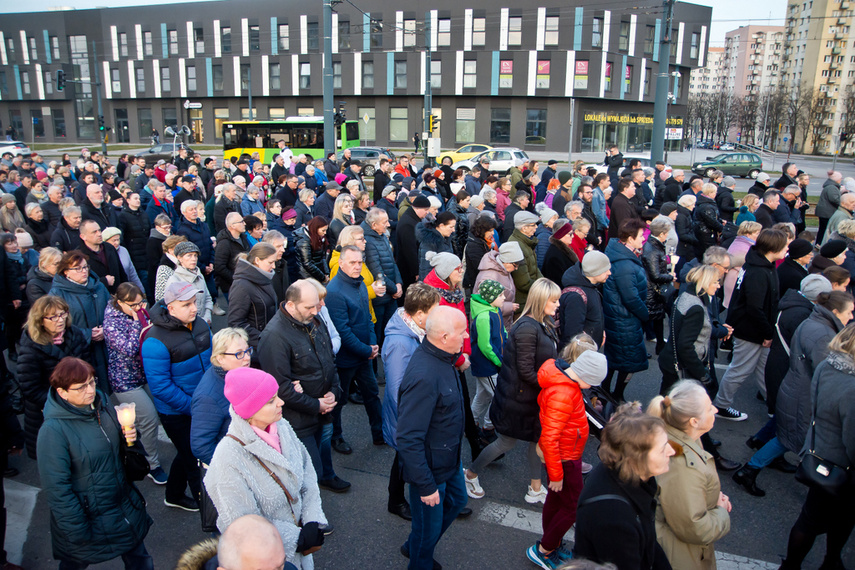 Setki wiernych wzięły udział w środę wieczorem w drodze krzyżowej, która wiodła ulicami Elbląga. Pro zdjęcie nr 258612