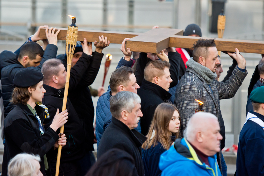 Setki wiernych wzięły udział w środę wieczorem w drodze krzyżowej, która wiodła ulicami Elbląga. Pro zdjęcie nr 258616