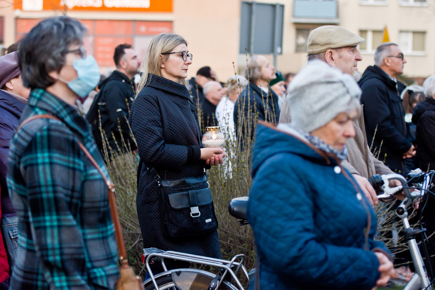 Setki wiernych wzięły udział w środę wieczorem w drodze krzyżowej, która wiodła ulicami Elbląga. Pro zdjęcie nr 258621