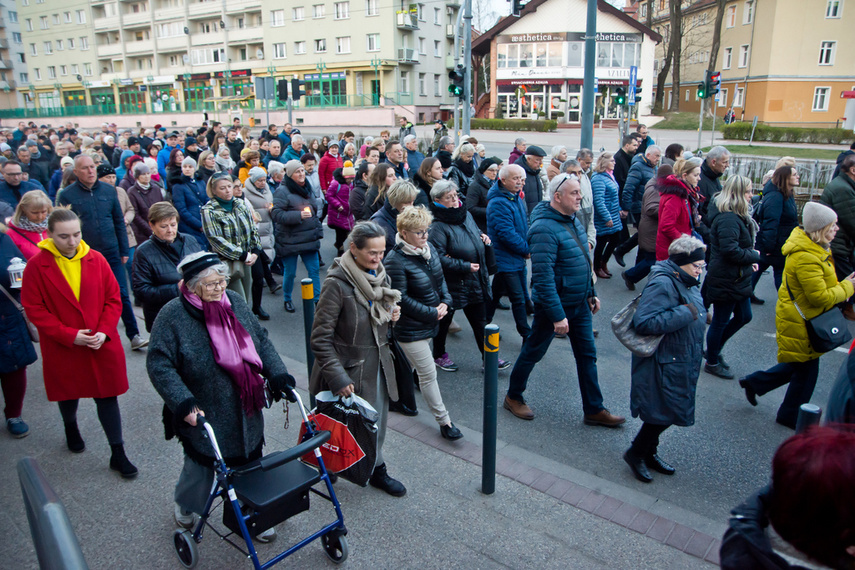 Setki wiernych wzięły udział w środę wieczorem w drodze krzyżowej, która wiodła ulicami Elbląga. Pro zdjęcie nr 258636