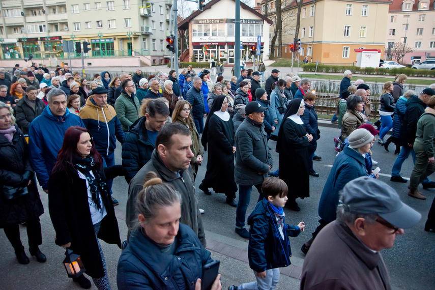 Setki wiernych wzięły udział w środę wieczorem w drodze krzyżowej, która wiodła ulicami Elbląga. Pro zdjęcie nr 258635