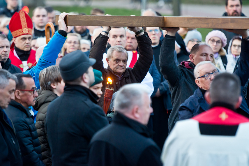 Setki wiernych wzięły udział w środę wieczorem w drodze krzyżowej, która wiodła ulicami Elbląga. Pro zdjęcie nr 258631