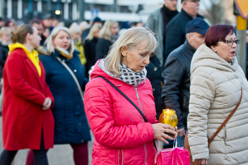 Setki wiernych wzięły udział w środę wieczorem w drodze krzyżowej, która wiodła ulicami Elbląga. Pro zdjęcie nr 258618