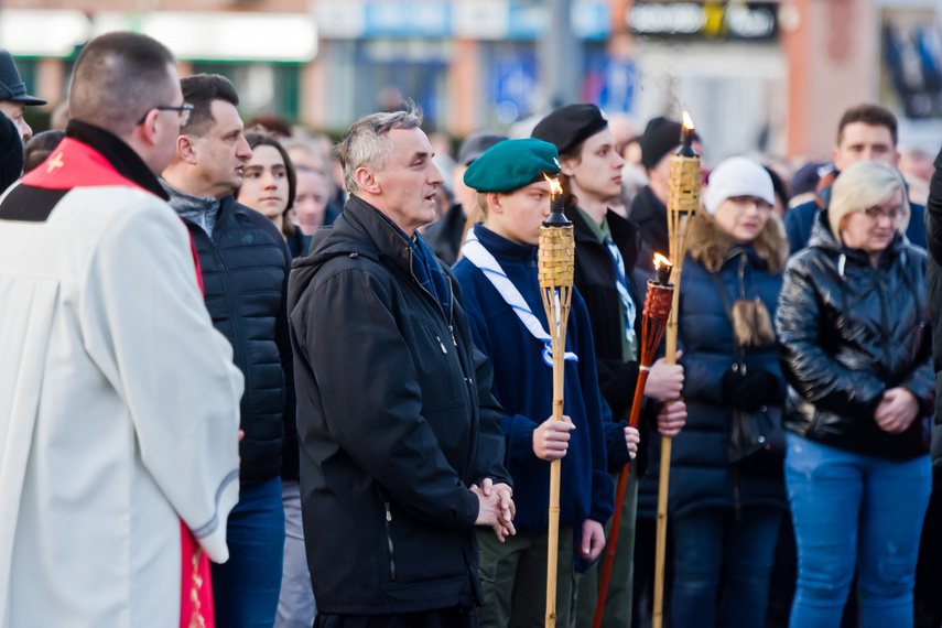 Setki wiernych wzięły udział w środę wieczorem w drodze krzyżowej, która wiodła ulicami Elbląga. Pro zdjęcie nr 258606