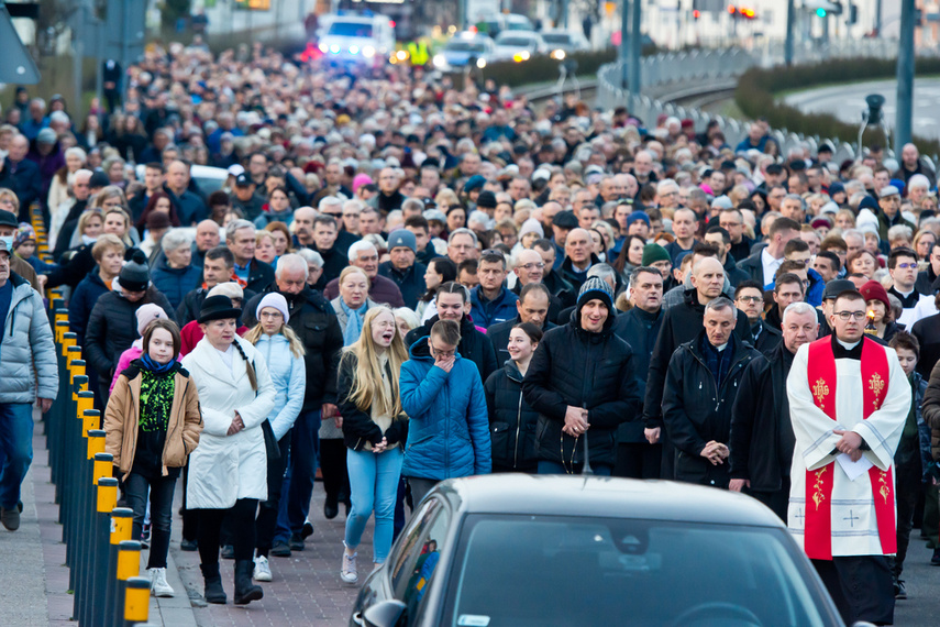 Setki wiernych wzięły udział w środę wieczorem w drodze krzyżowej, która wiodła ulicami Elbląga. Pro zdjęcie nr 258628