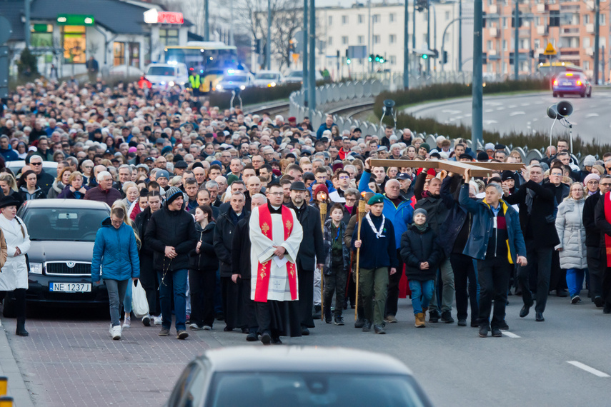 Setki wiernych wzięły udział w środę wieczorem w drodze krzyżowej, która wiodła ulicami Elbląga. Pro zdjęcie nr 258627
