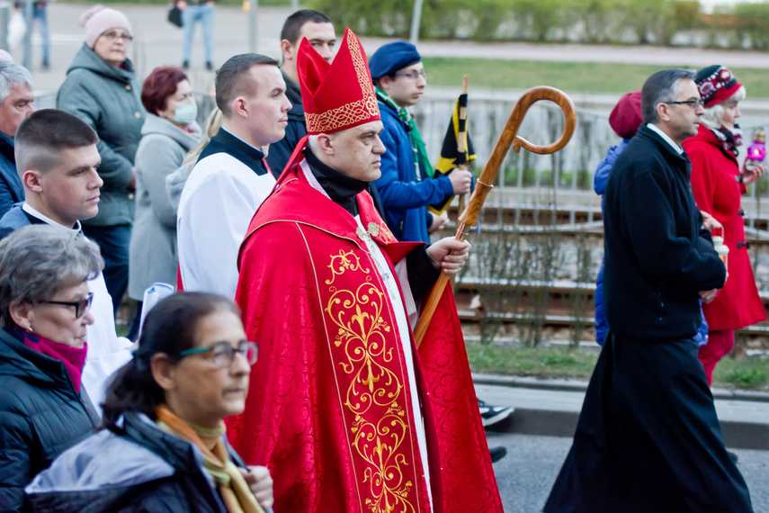 Setki wiernych wzięły udział w środę wieczorem w drodze krzyżowej, która wiodła ulicami Elbląga. Pro zdjęcie nr 258634