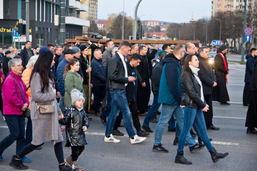 Setki wiernych wzięły udział w środę wieczorem w drodze krzyżowej, która wiodła ulicami Elbląga. Pro zdjęcie nr 258613