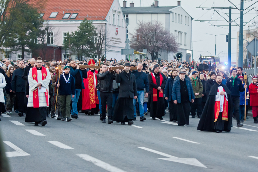 Setki wiernych wzięły udział w środę wieczorem w drodze krzyżowej, która wiodła ulicami Elbląga. Pro zdjęcie nr 258640