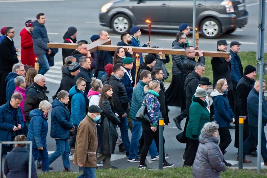 Setki wiernych wzięły udział w środę wieczorem w drodze krzyżowej, która wiodła ulicami Elbląga. Pro zdjęcie nr 258642