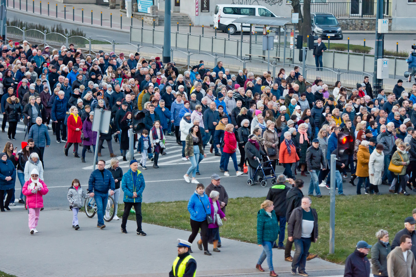 Setki wiernych wzięły udział w środę wieczorem w drodze krzyżowej, która wiodła ulicami Elbląga. Pro zdjęcie nr 258641